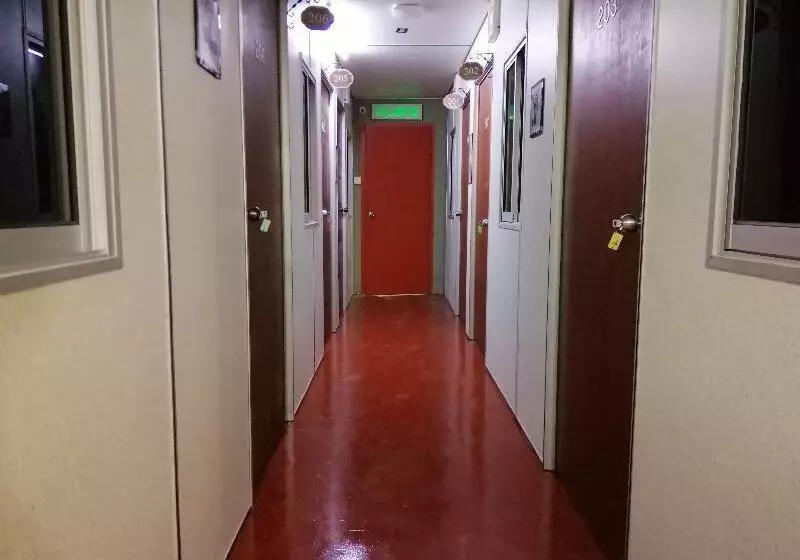 Hotelli Spot On 89788 Musafir Transit