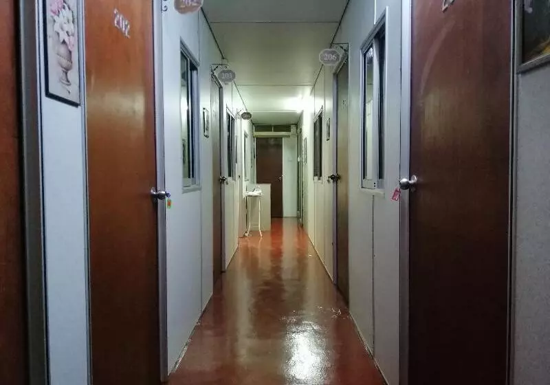 Hotelli Spot On 89788 Musafir Transit