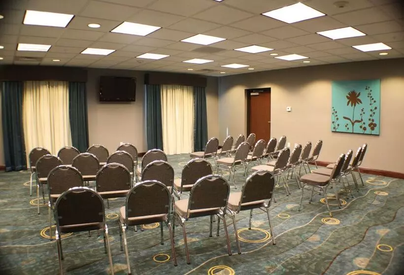 호텔 Best Western Plus Chain Of Lakes Inn & Suites