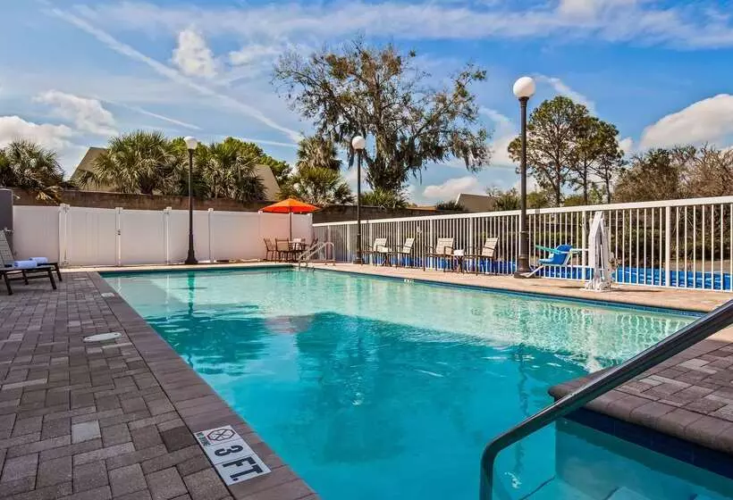 호텔 Best Western Plus Chain Of Lakes Inn & Suites