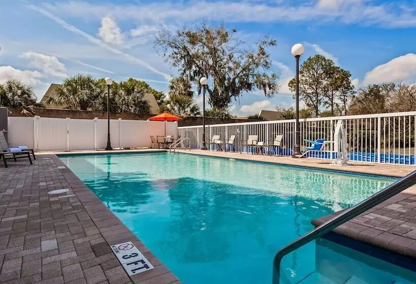 호텔 Best Western Plus Chain Of Lakes Inn & Suites