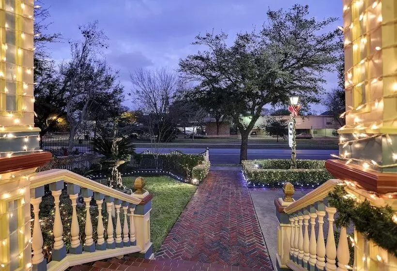 فندق Sara's Inn On The Boulevard