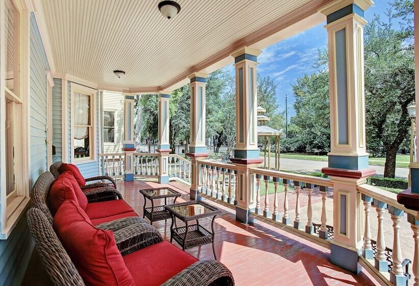 בית מלון כפרי Sara's Inn On The Boulevard