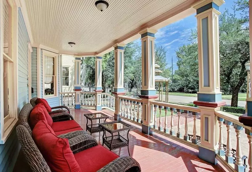 فندق Sara's Inn On The Boulevard