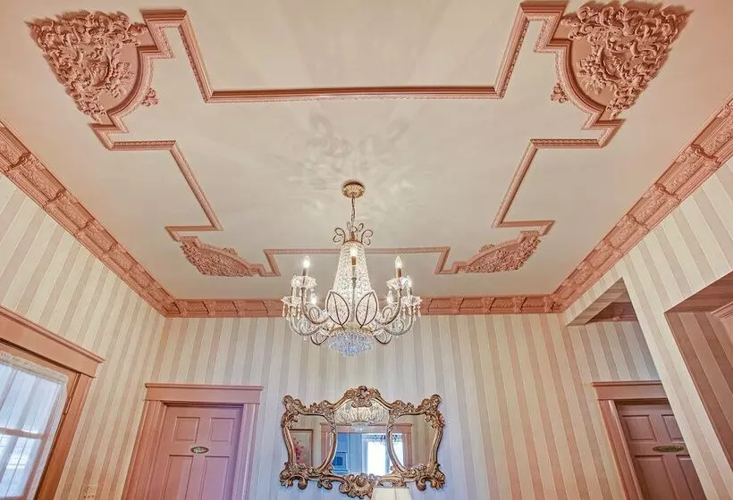 فندق Sara's Inn On The Boulevard