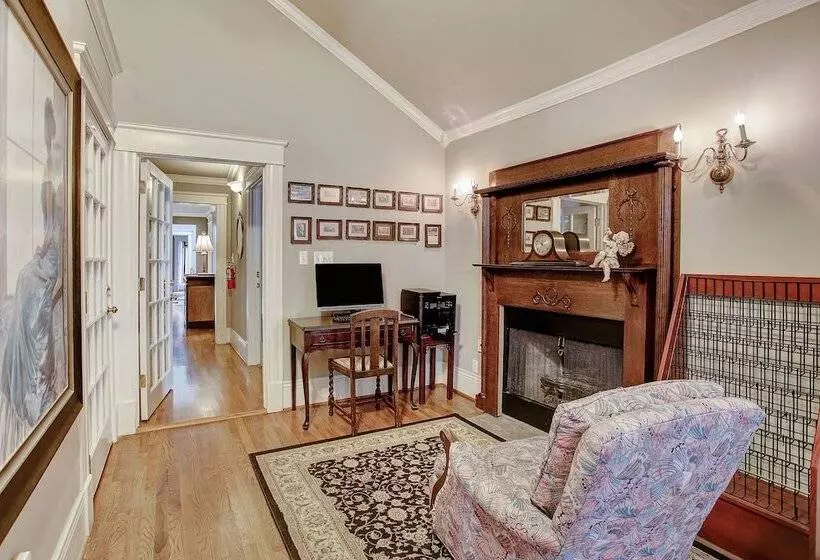 فندق Sara's Inn On The Boulevard