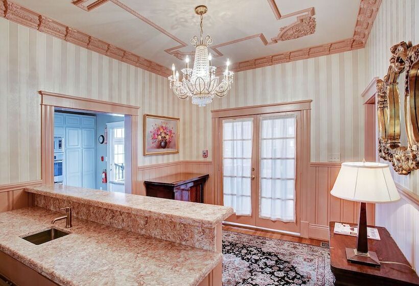 בית מלון כפרי Sara's Inn On The Boulevard