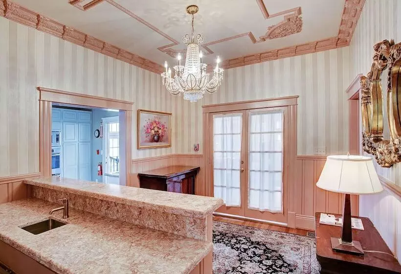 فندق Sara's Inn On The Boulevard