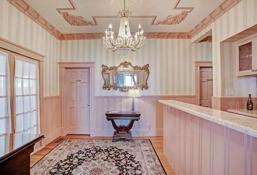 فندق Sara's Inn On The Boulevard