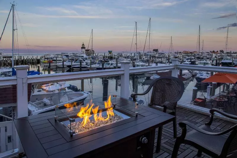 Отель Saybrook Point Resort & Marina