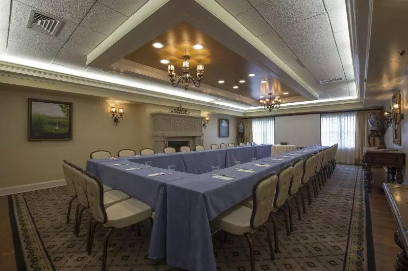 Отель Saybrook Point Resort & Marina