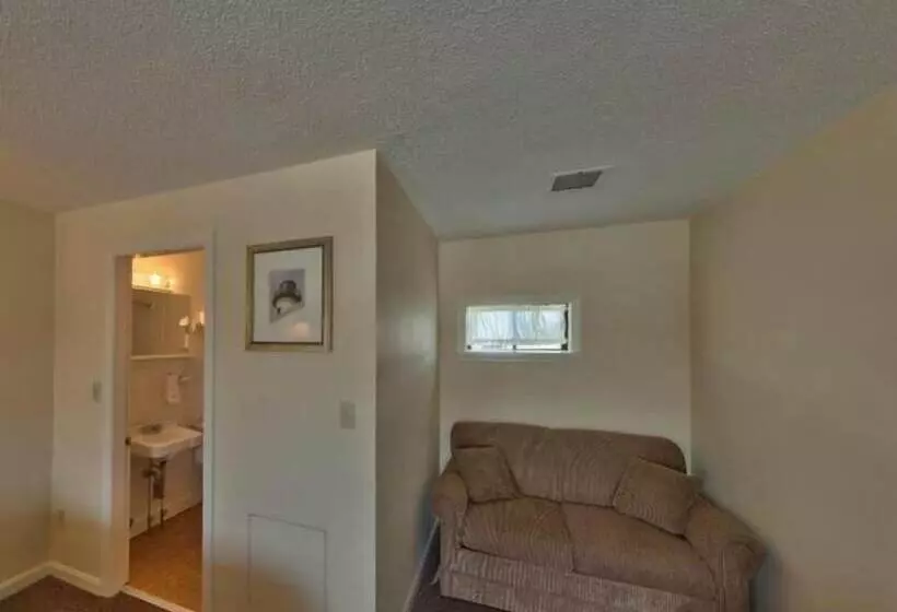 Sands By The Sea Motel