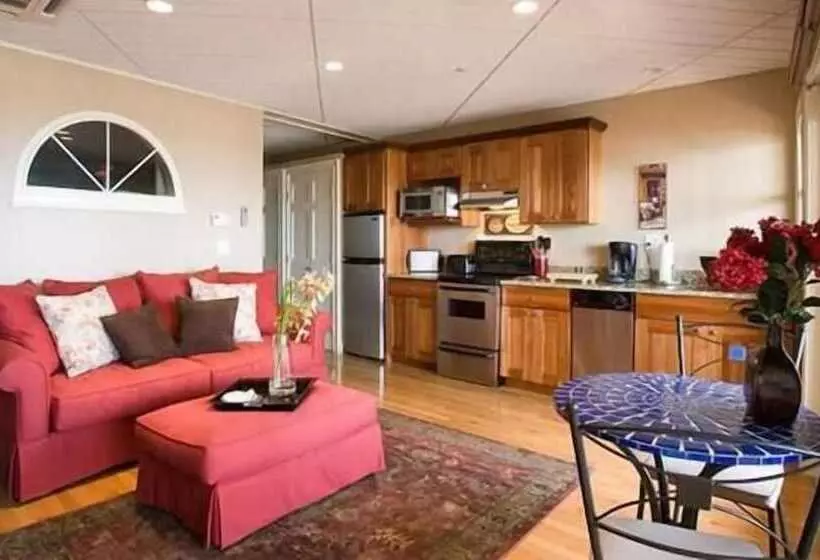 Sands By The Sea Motel