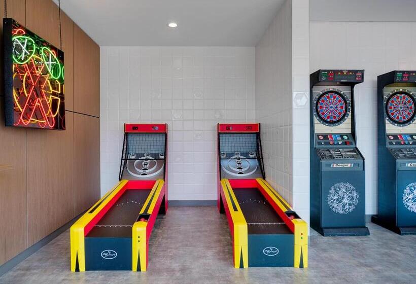 Level Chicago  Old Town