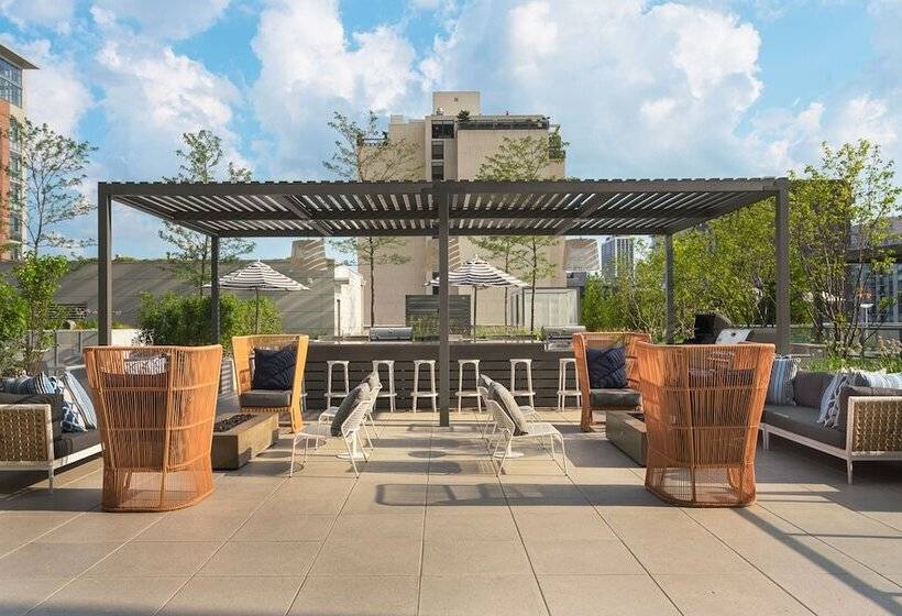 Level Chicago  Old Town