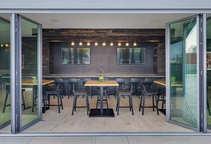 Level Chicago  Old Town