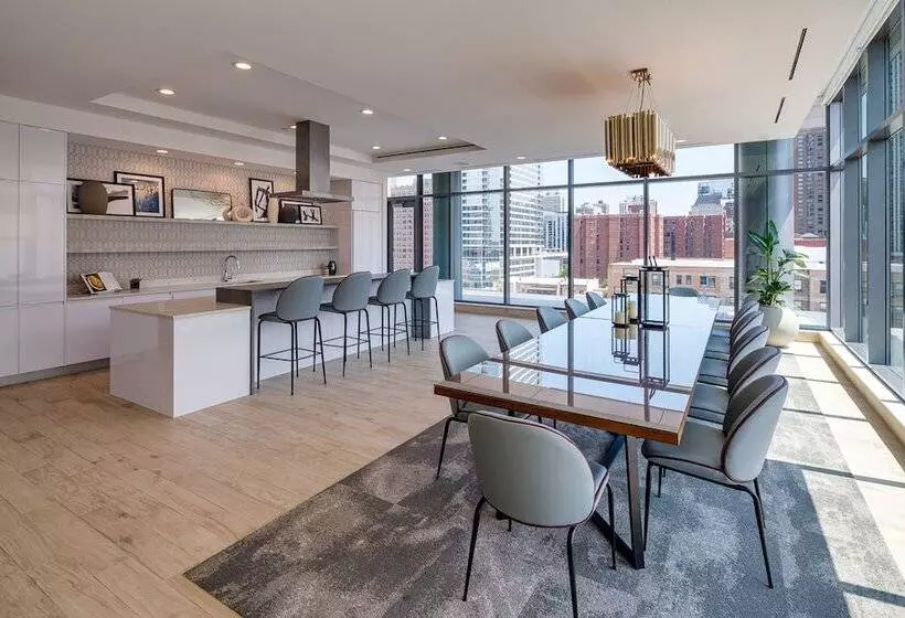 Level Chicago  Old Town