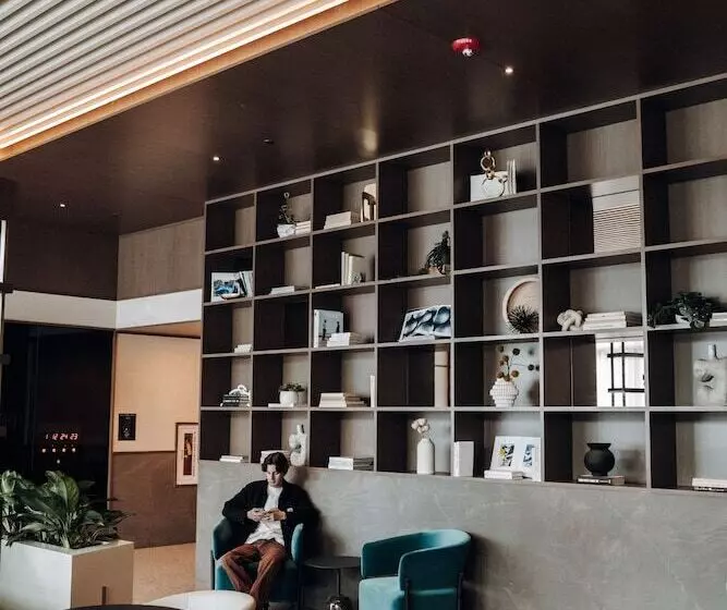 Level Chicago  Old Town