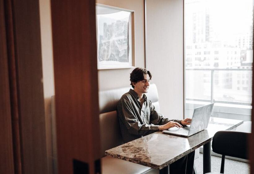 Level Chicago  Old Town