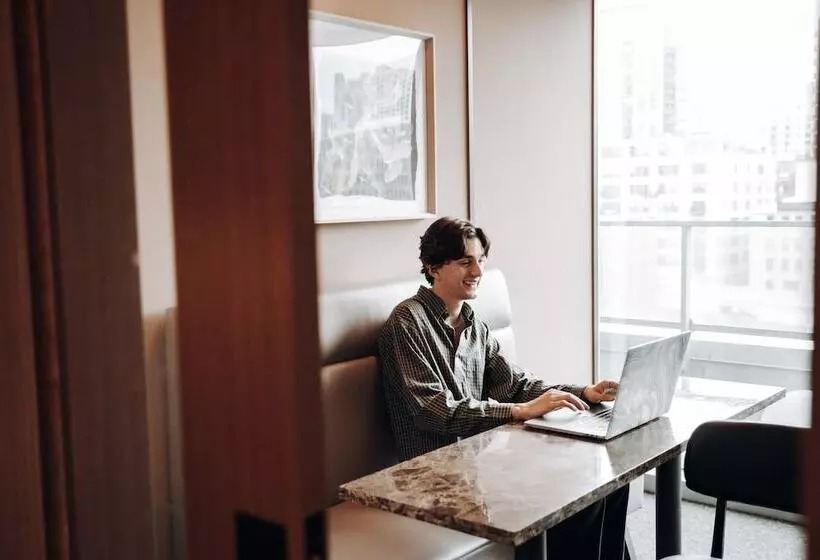 Level Chicago  Old Town