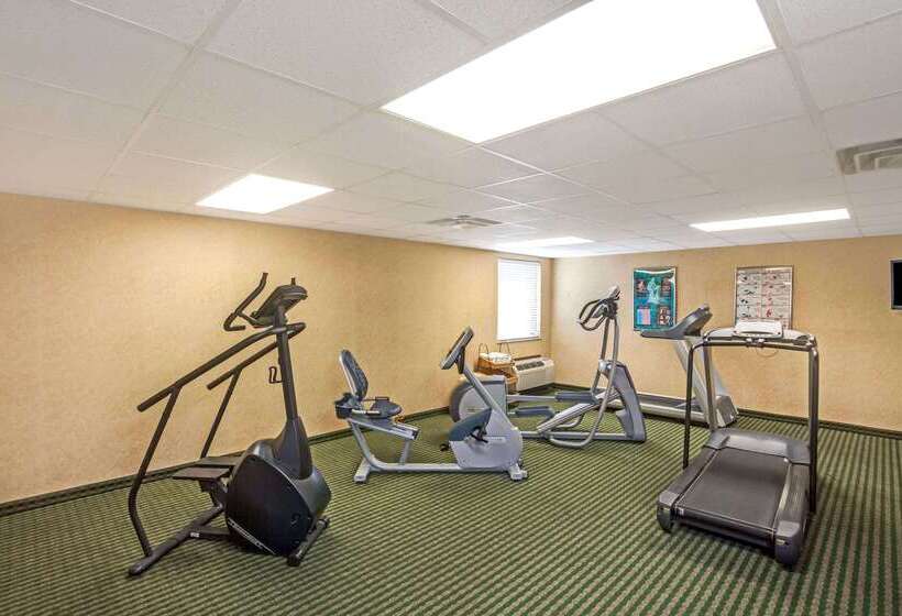 Отель Baymont By Wyndham Louisville Airport South