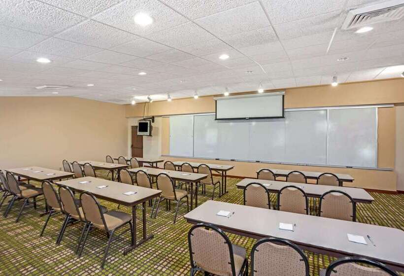 Отель Baymont By Wyndham Louisville Airport South