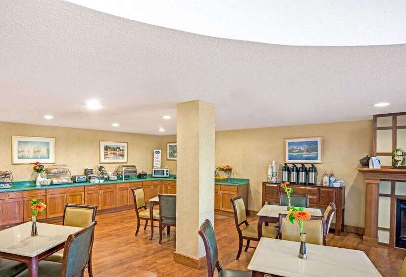 Отель Baymont By Wyndham Louisville Airport South