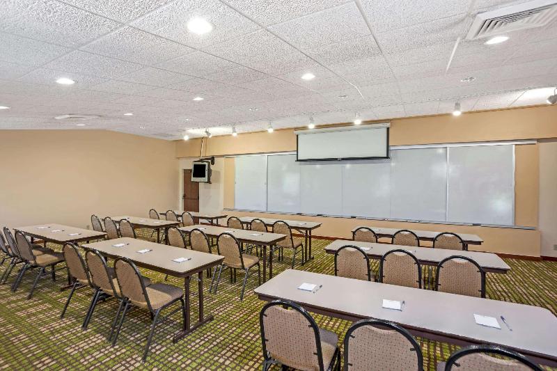 Отель Baymont By Wyndham Louisville Airport South