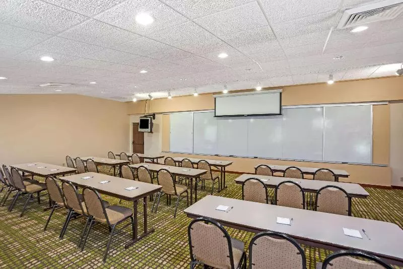 酒店 Baymont By Wyndham Louisville Airport South