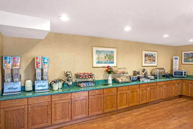 酒店 Baymont By Wyndham Louisville Airport South