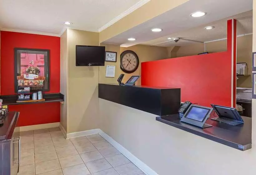 酒店 Hometowne Studios And Suites By Red Roof Greensboro