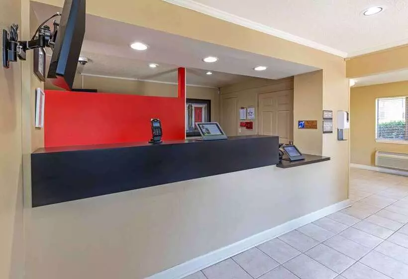 酒店 Hometowne Studios And Suites By Red Roof Greensboro