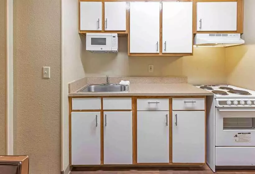 酒店 Hometowne Studios And Suites By Red Roof Greensboro