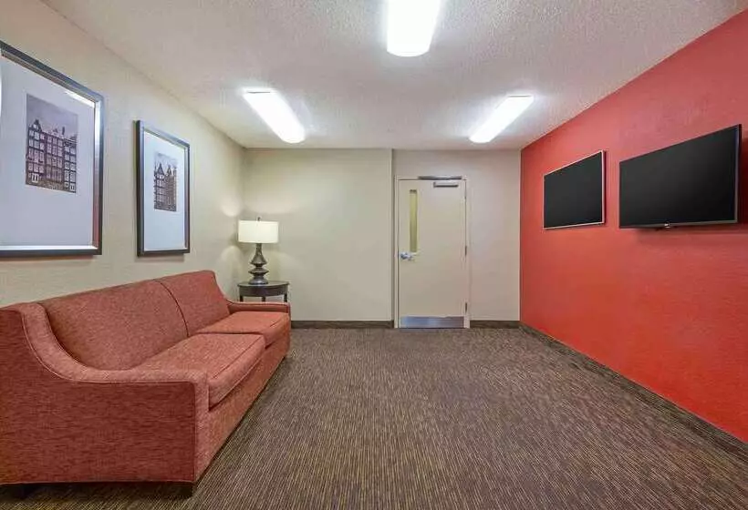 酒店 Hometowne Studios And Suites By Red Roof Greensboro