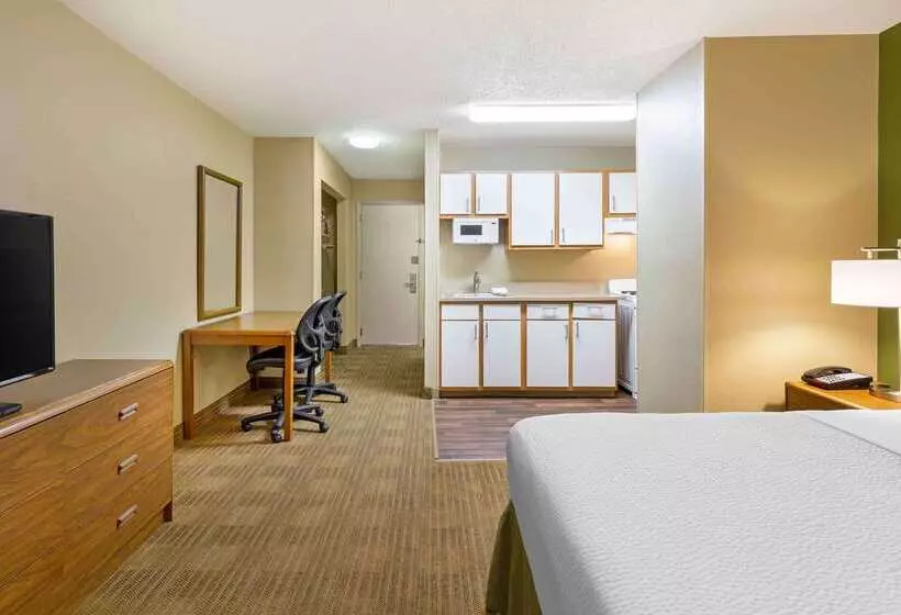 酒店 Hometowne Studios And Suites By Red Roof Greensboro