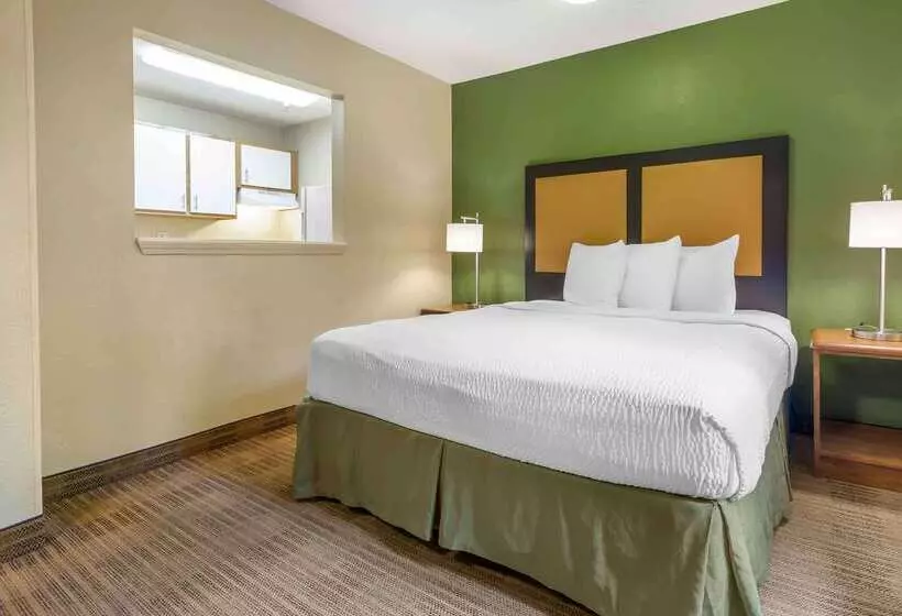 酒店 Hometowne Studios And Suites By Red Roof Greensboro