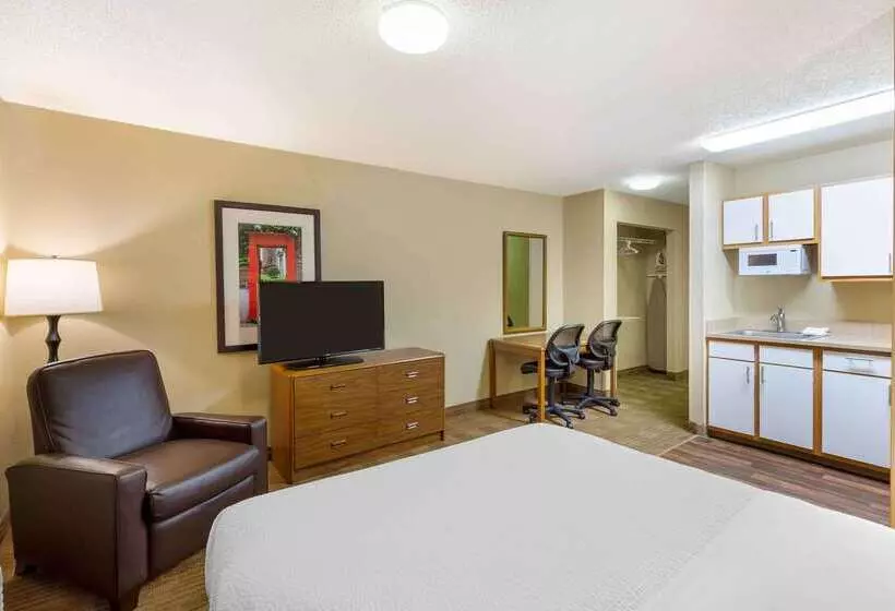 酒店 Hometowne Studios And Suites By Red Roof Greensboro