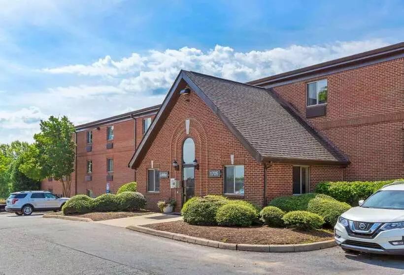 酒店 Hometowne Studios And Suites By Red Roof Greensboro