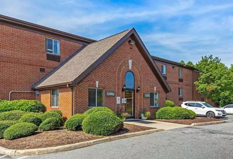 酒店 Hometowne Studios And Suites By Red Roof Greensboro