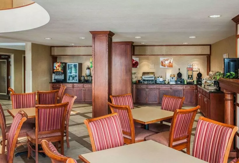 هتل Quality Inn Indy Castleton