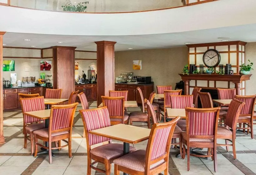 هتل Quality Inn Indy Castleton