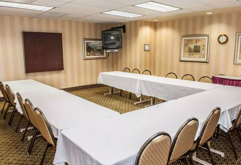 هتل Quality Inn Indy Castleton