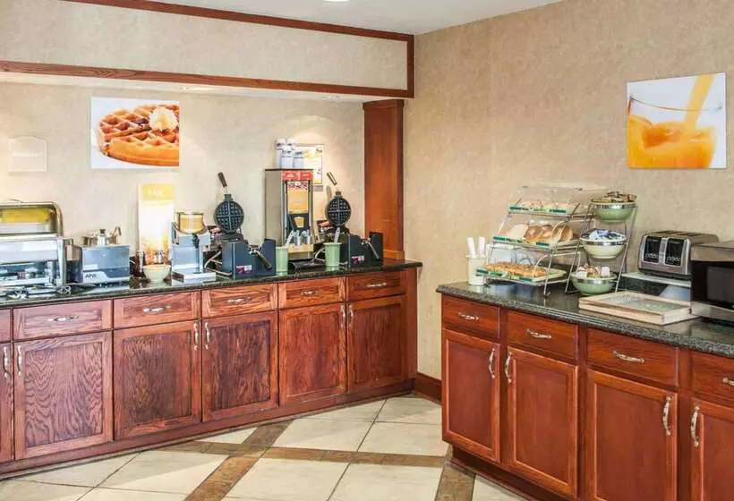 هتل Quality Inn Indy Castleton