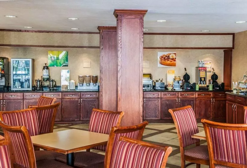 هتل Quality Inn Indy Castleton