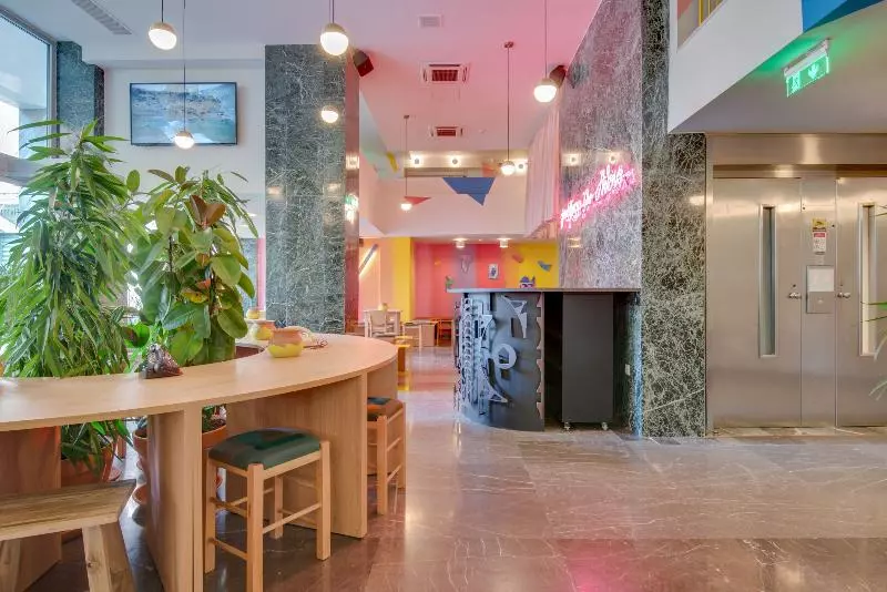 ユースホステル Selina Athens Theatrou