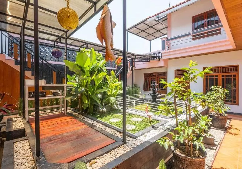 Retkeilymaja Capital O 1541 Puri Cikole Asri