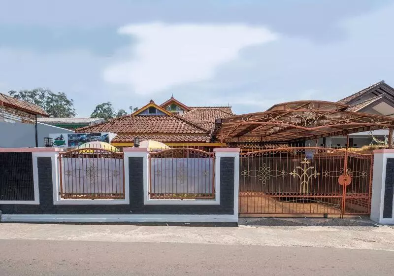 Retkeilymaja Capital O 1541 Puri Cikole Asri