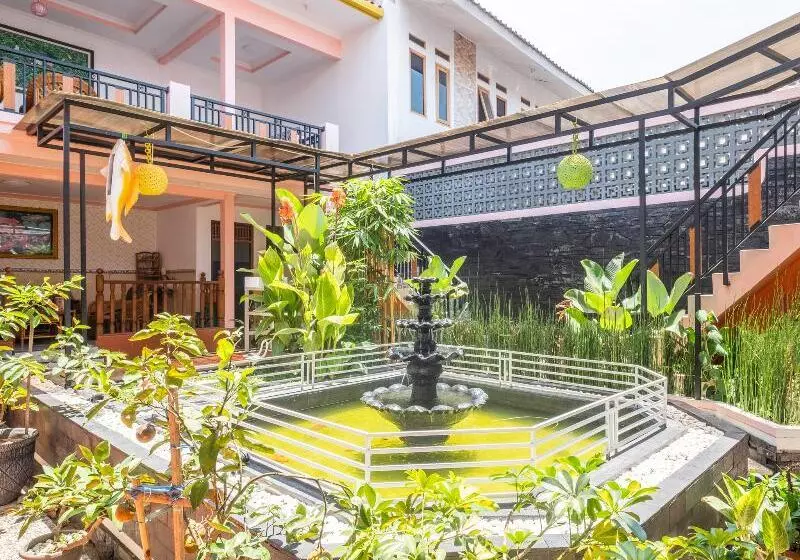 Retkeilymaja Capital O 1541 Puri Cikole Asri