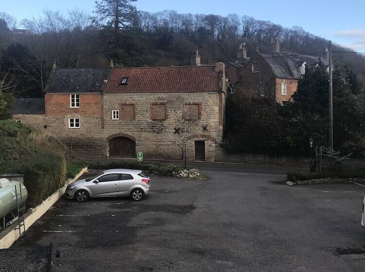 Отель The Old Pound Inn