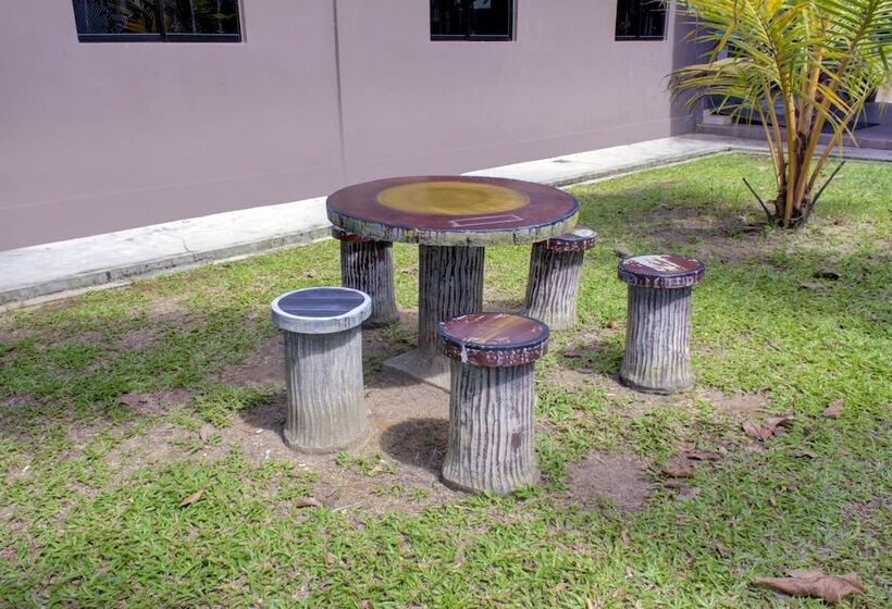 Hotel Oyo 89896 Sedili Inn Resort